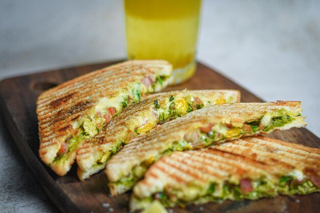 Paneer Makhani Grill Sandwich (પનીર મખણી ગ્રિલ સેન્ડવિચ)