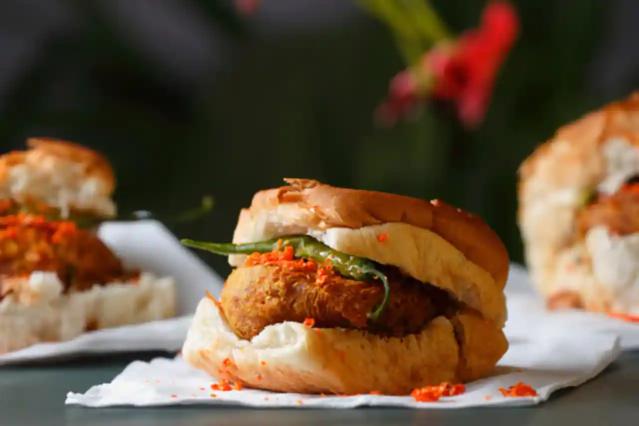 Schezwan Vada Pav (સેઝવાન વડાપાઉં)
