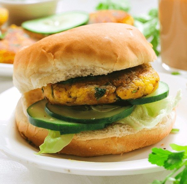 Aloo Tikki Veg Burger (આલુ ટિક્કી વેજ બર્ગર)